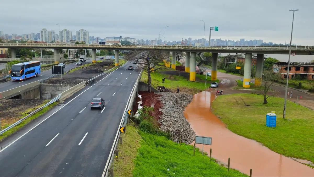 Porto Alegre fecha cinco comportas para conter avanço do Guaíba