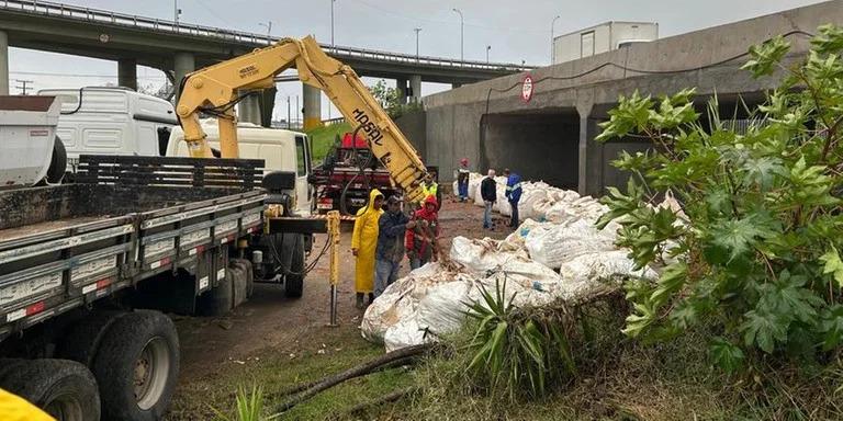 Porto Alegre fecha três comportas preventivamente por risco de cheias