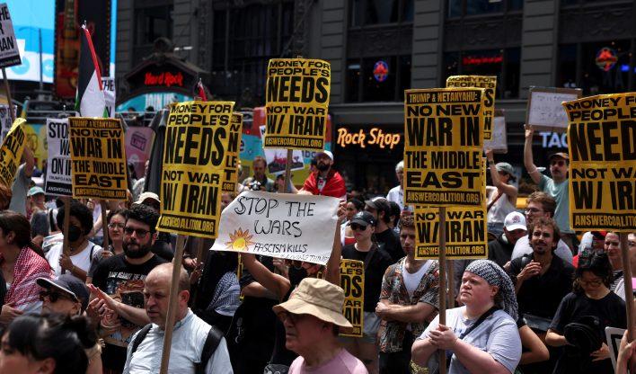 Protestos Tomam Times Square Contra Ataques dos EUA ao Irã