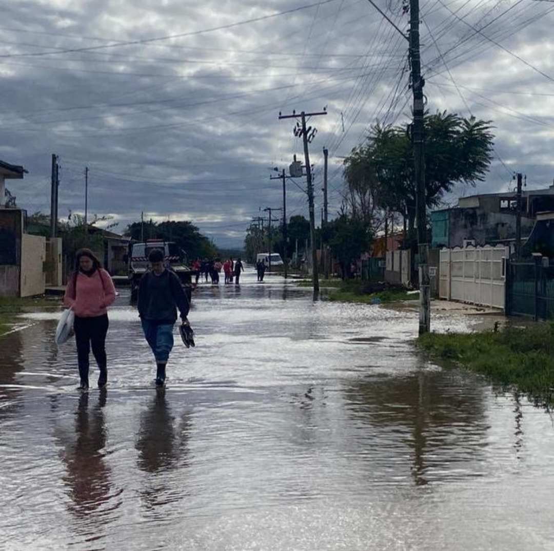 Rio Gravataí transborda e agrava situação em Alvorada