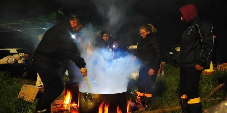 Voluntários mantêm ajuda 24h na Região das Ilhas com resgates e sopão solidário