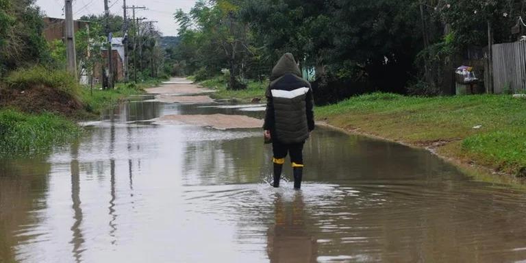 Zona Sul de Porto Alegre enfrenta recuo lento da água, mas risco ainda preocupa