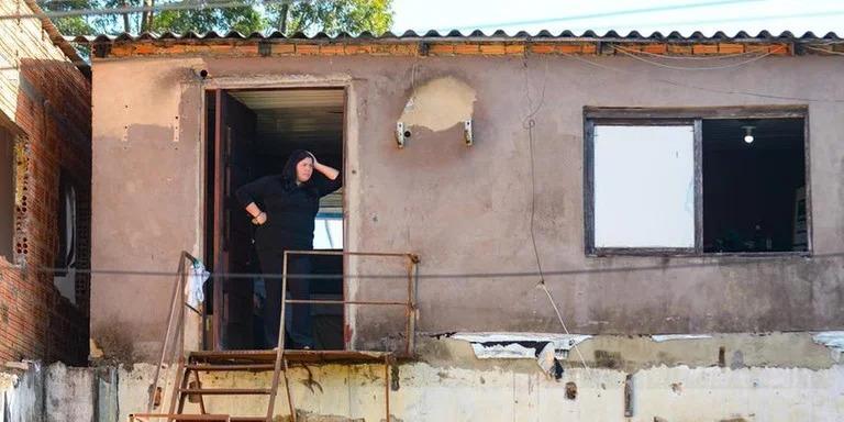 Últimas Famílias Deixam Área do Dique do Sarandi Após Ordem Judicial