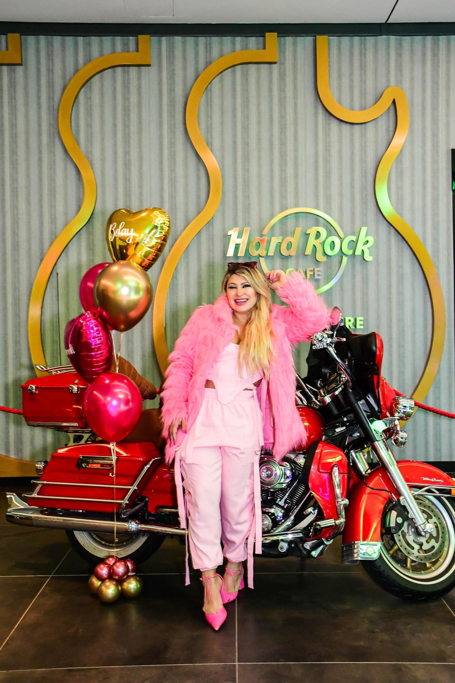 Barbie Gaúcha comemora aniversário com glamour e casa cheia no Hard Rock Café Porto Alegre