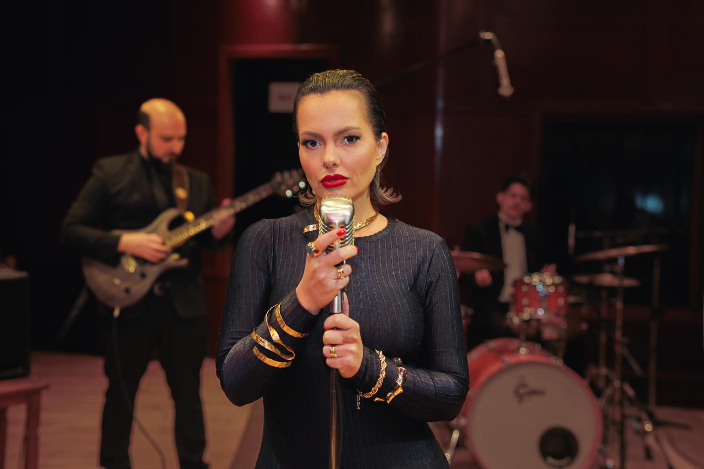 Mari Gazen exalta a força feminina no espetáculo “Encanta”, no Teatro do Bourbon Country