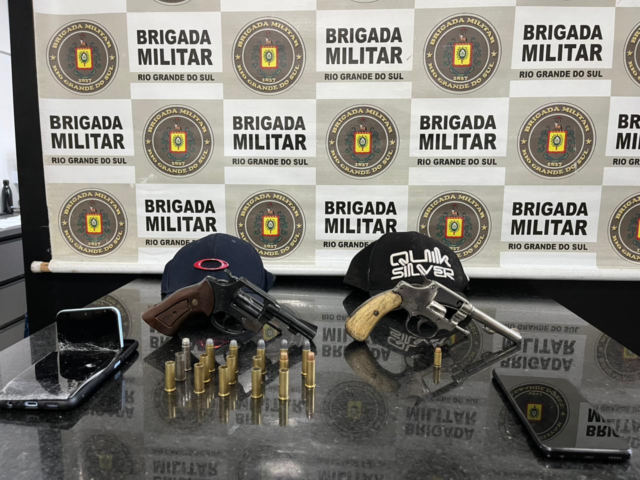 Operação da Brigada Militar prende dois homens e apreende adolescente em Tramandaí