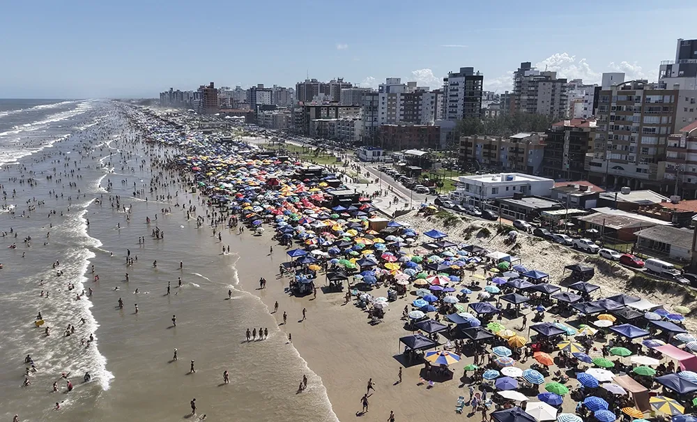 Calor acima dos 30°C lota praias do Litoral Norte gaúcho