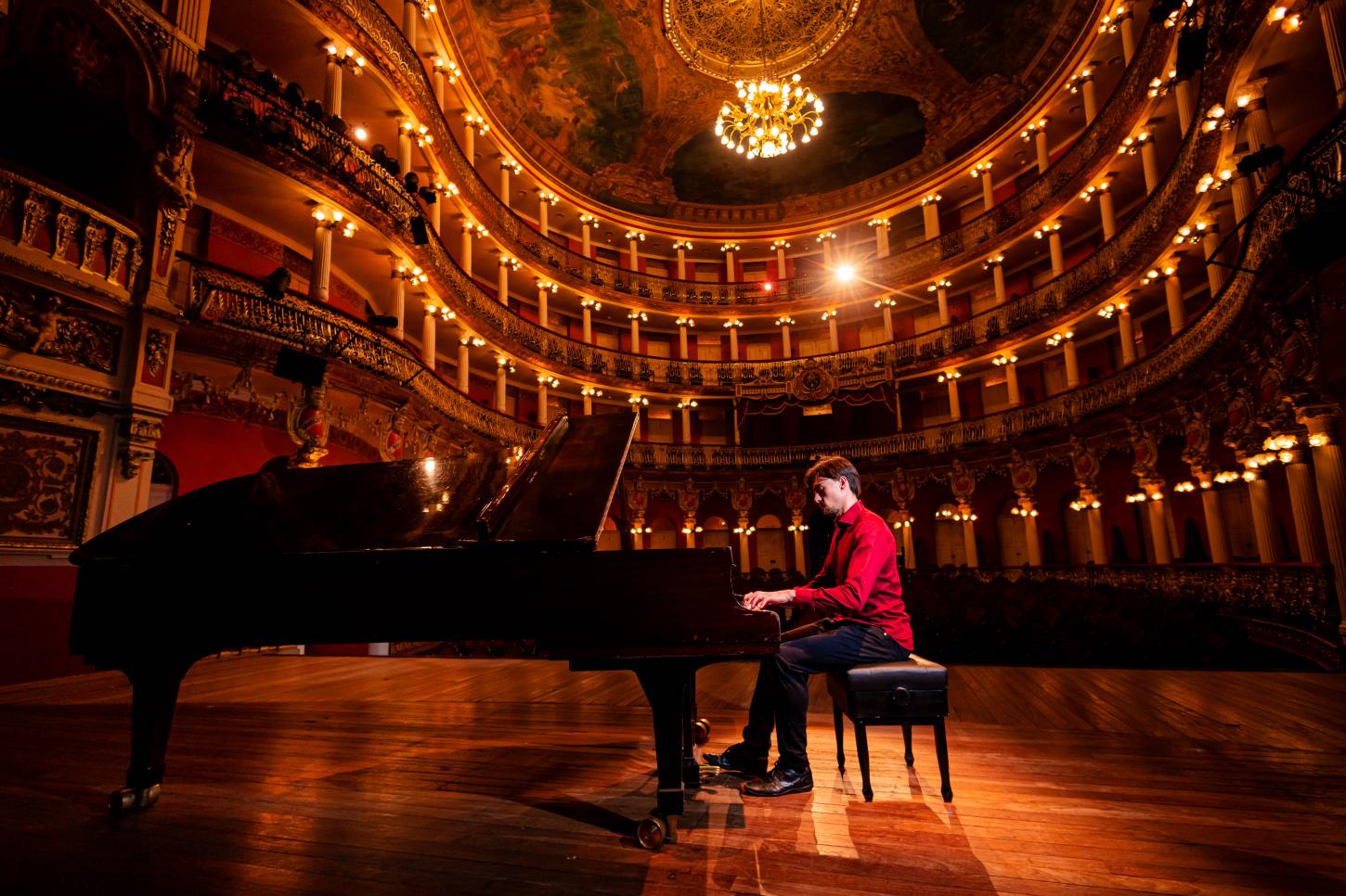 Bruno Hrabovsky traz Pink Floyd ao piano em noite única e emocionante em Porto Alegre