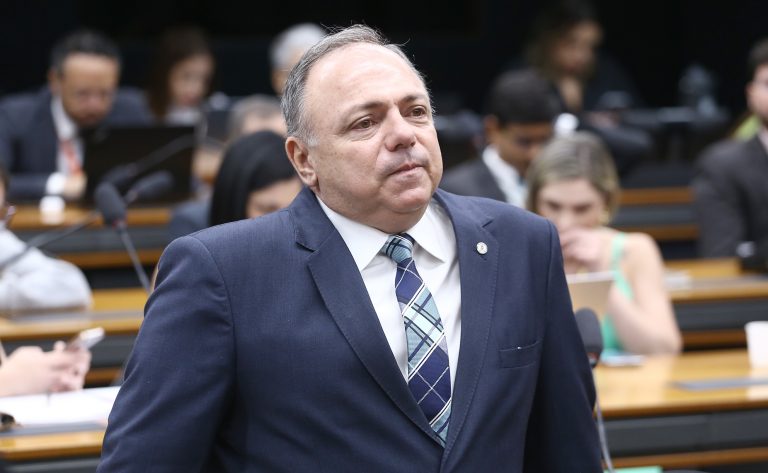 Comissão aprova criação de escolas cívico-militares profissionalizantes