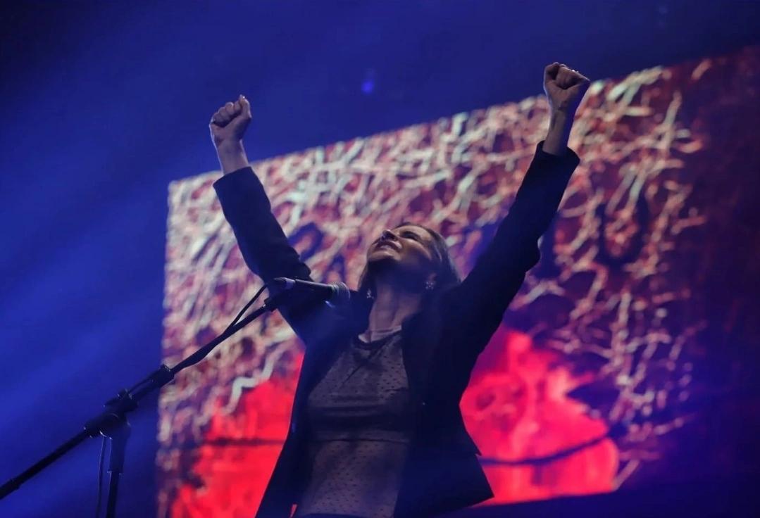 MARINA LIMA ENCANTA PORTO ALEGRE EM NOITE MEMORÁVEL E REAFIRMA SEU STATUS DE ÍCONE DA MÚSICA BRASILEIRA