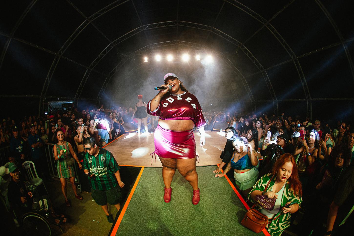 MC Carol incendeia Porto Alegre na abertura dos Ensaios do Puxa 2026 no Bar Opinião