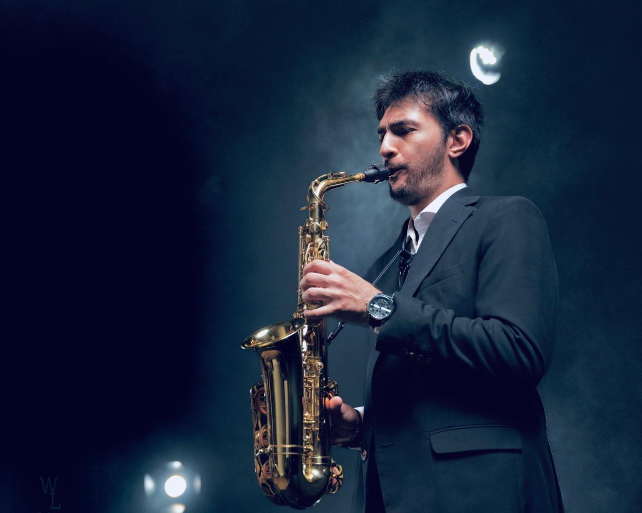 Saxofone em cena: Augusto Santos conduz noite de jazz no Café Fonfon em Porto Alegre