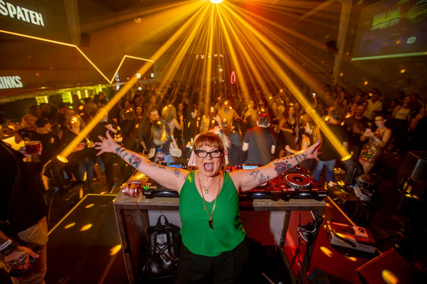 Taís Scherer estreia nova label em Porto Alegre e transforma o Encouraçado Butikin em pista sem rótulos