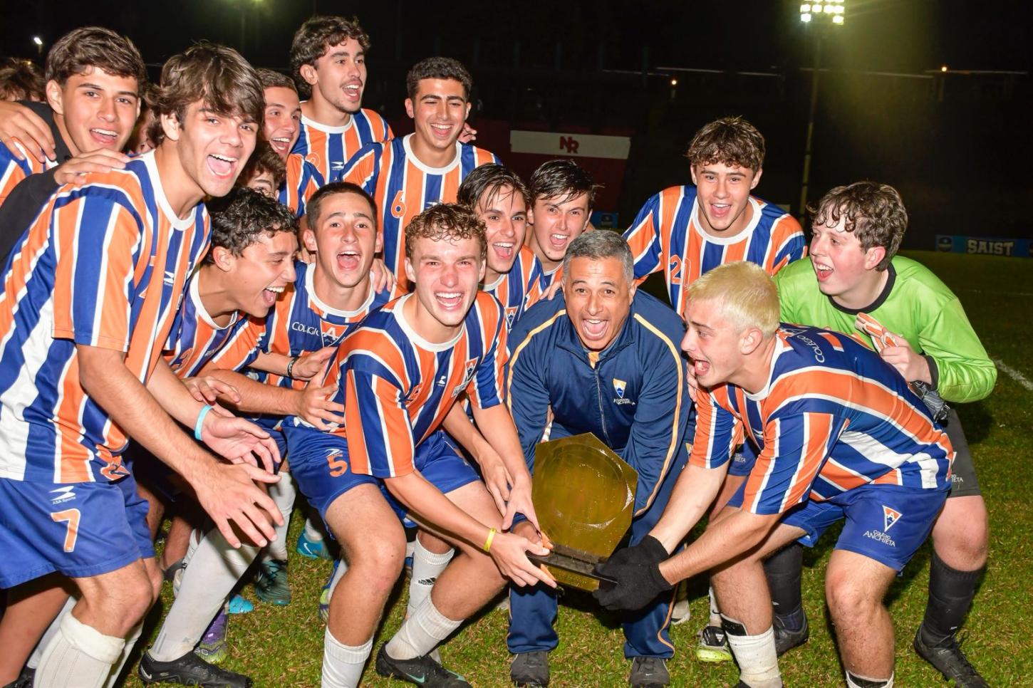 Alunos de colégio de Porto Alegre conquistam título no futebol masculino em torneio internacional