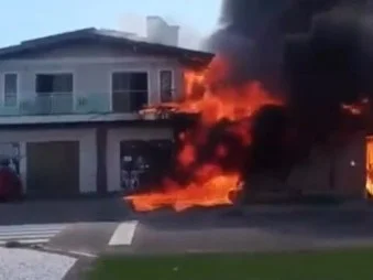 Avião cai em área residencial de Capão da Canoa e deixa quatro mortos