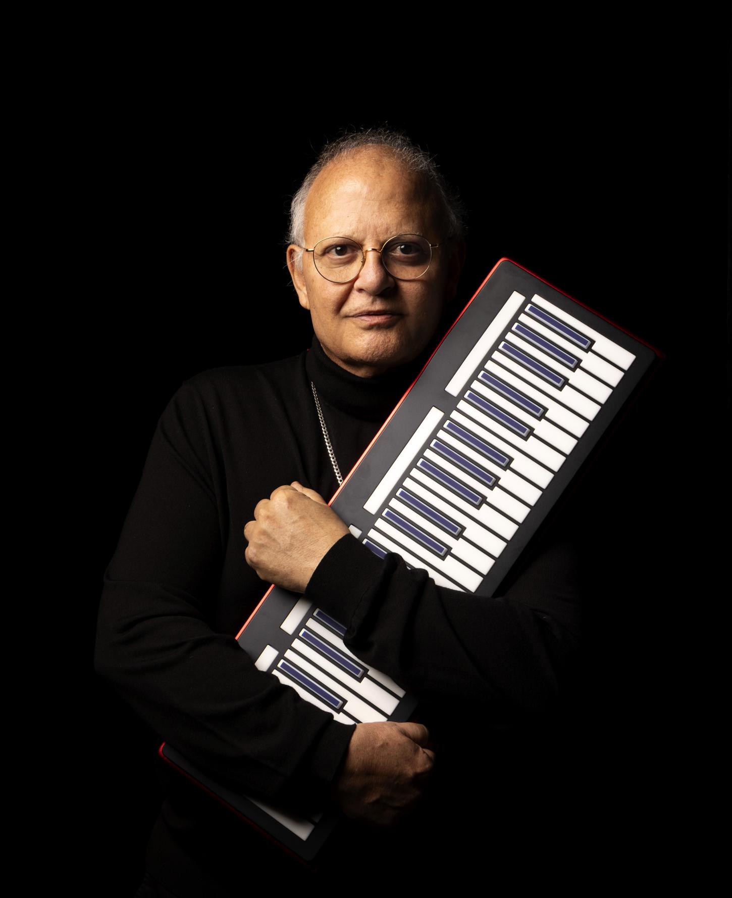 Guilherme Arantes celebra 50 anos de carreira com show emocionante em Porto Alegre