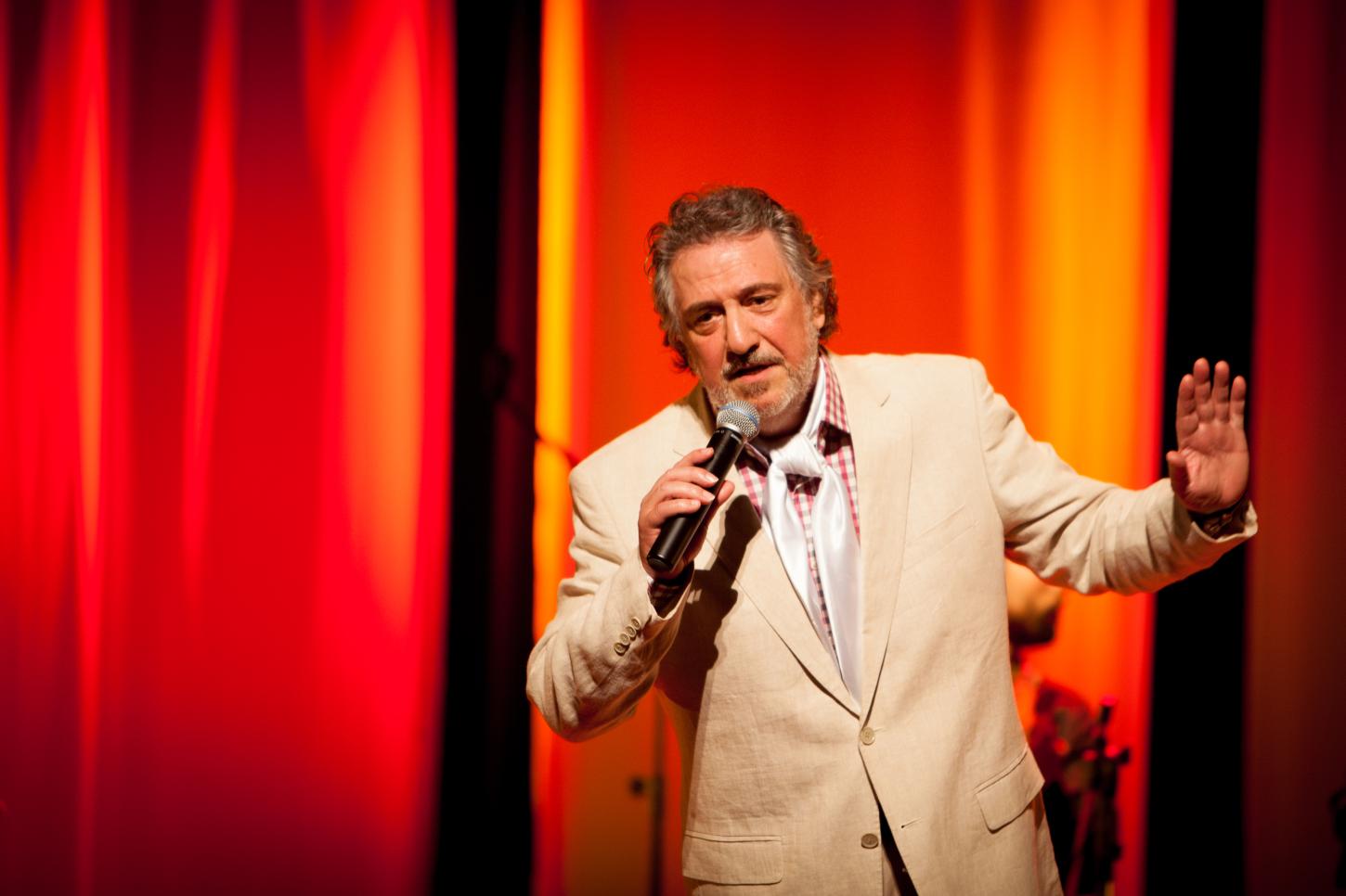 João de Almeida Neto estreia espetáculo emocionante em homenagem a Lupicínio Rodrigues em Porto Alegre