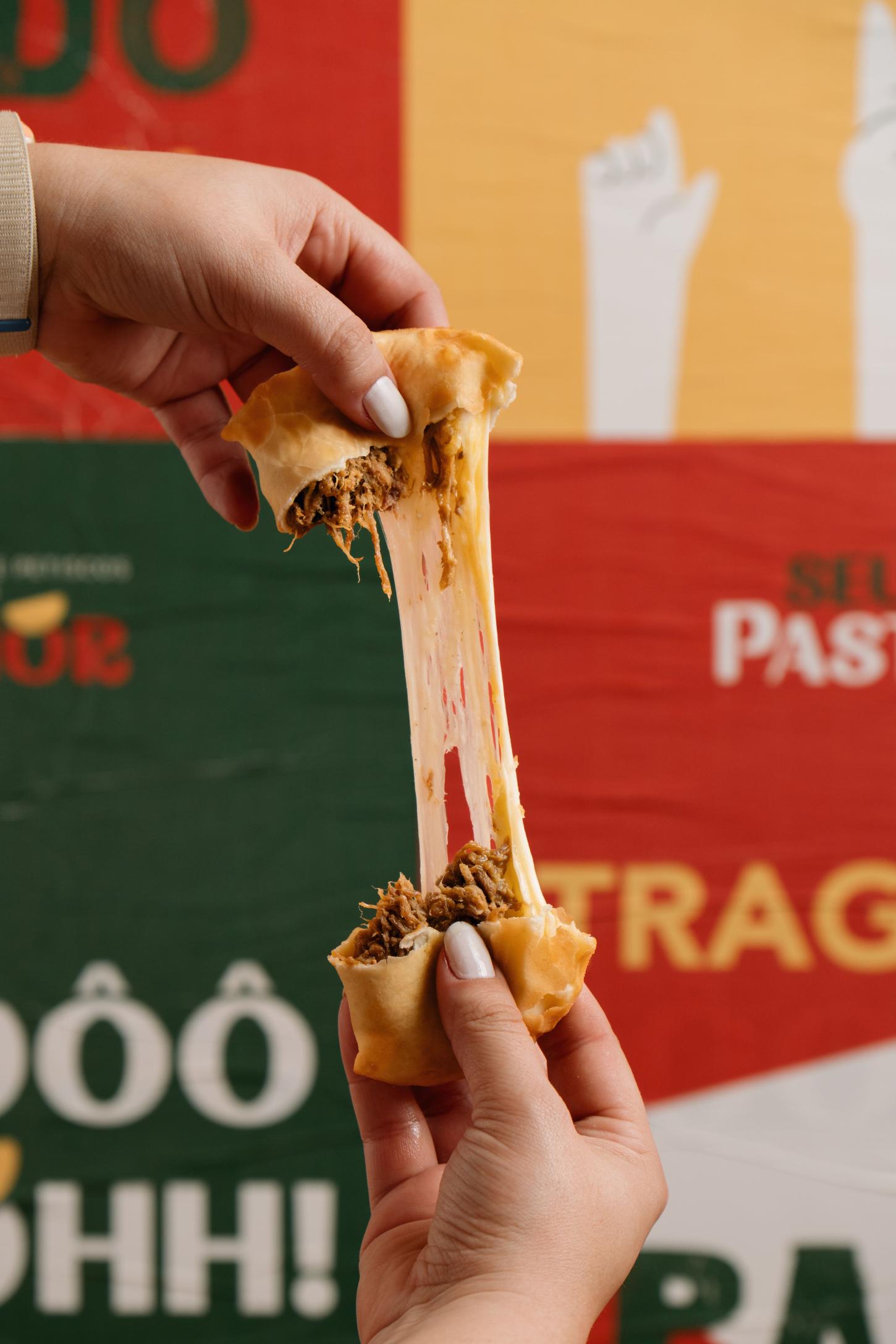 Mais de 1 milhão de pastéis em um ano: Seu Pastenor se consolida como fenômeno gastronômico em Porto Alegre