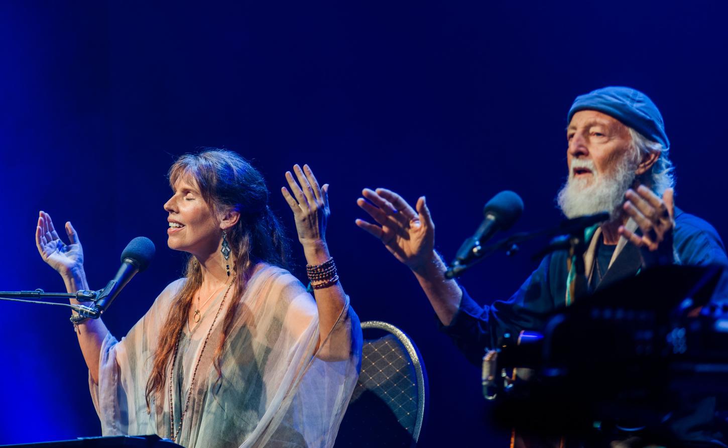 MANTRAS, ESPIRITUALIDADE E EXPERIÊNCIA SENSORIAL: DEVA PREMAL & MITEN RETORNAM AO BRASIL E CONFIRMAM SHOW EM POA