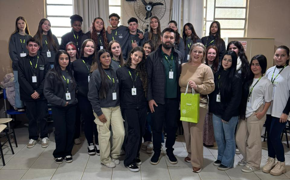 Jovens aprendizes participam de oficina dinâmica sobre comunicação em Dom Feliciano