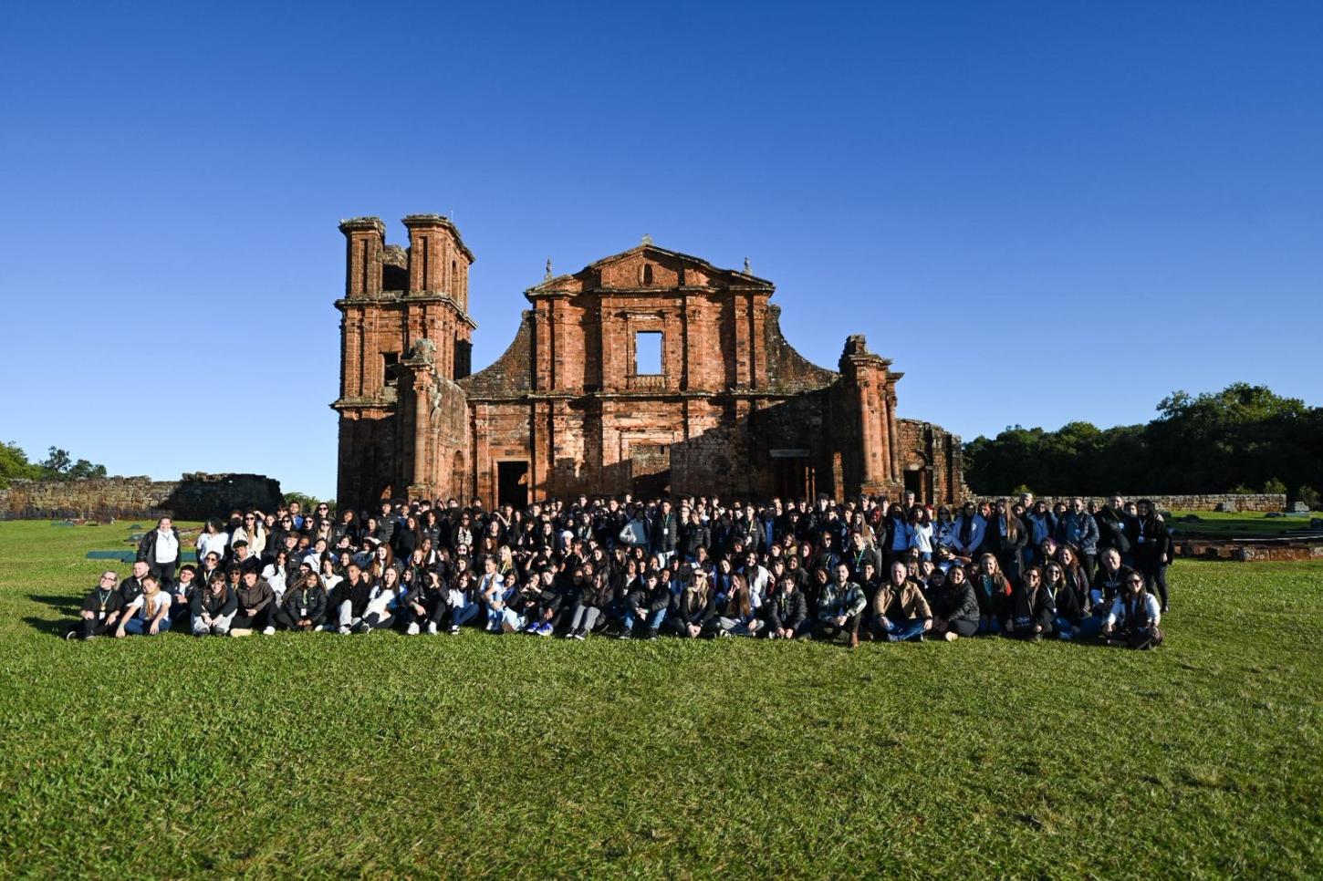 Jovens do Partiu Futuro Reconstrução participam de viagem cultural às Missões Jesuíticas no RS 