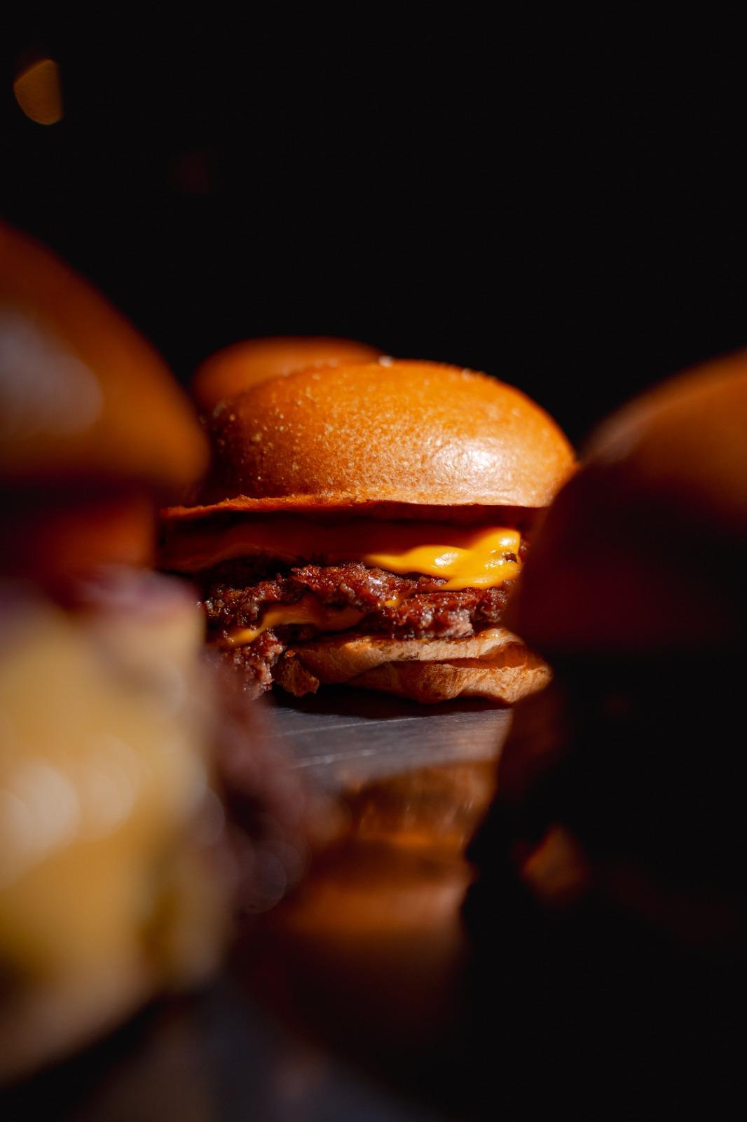 Le Grand Burger cria “Le Grandinho” e aposta no universo smash para conquistar nova geração de consumidores