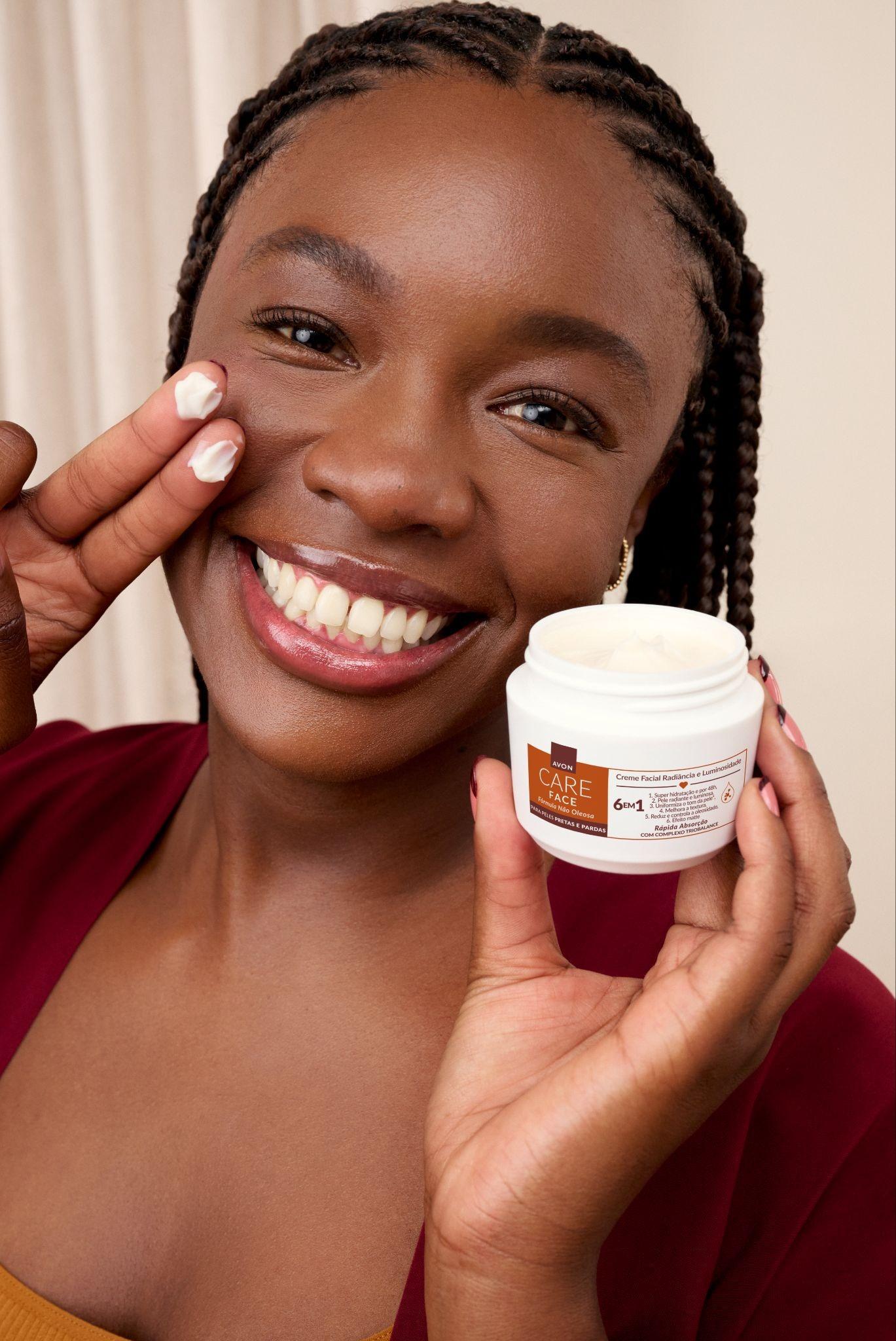 AVON LANÇA HIDRATANTE FACIAL INOVADOR DESENVOLVIDO ESPECIALMENTE PARA PELES PRETAS E PARDAS