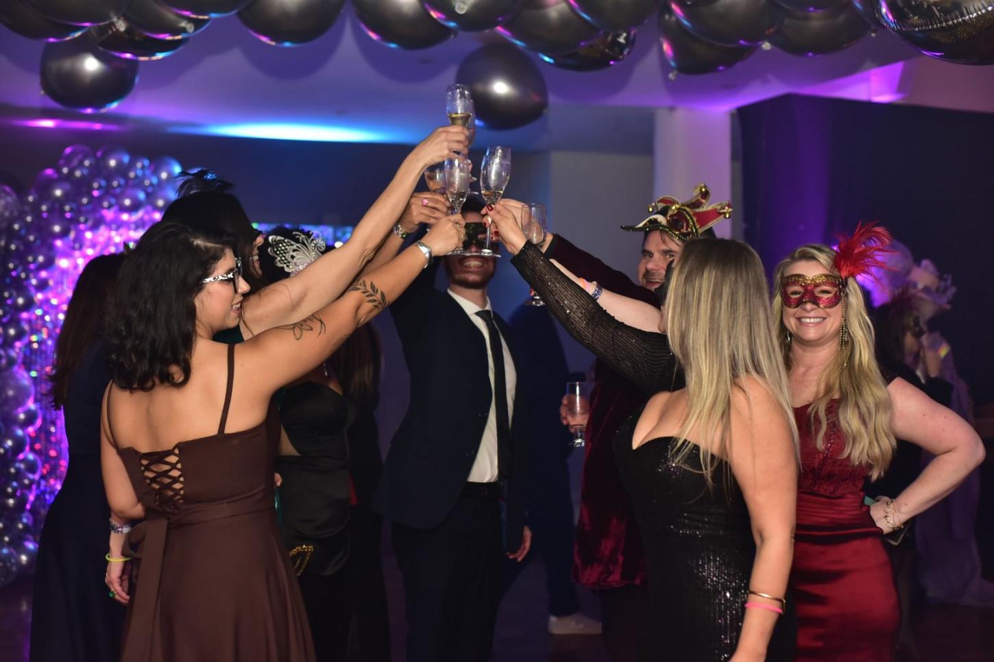 Baile de Máscaras encerra a Mostra Elite Design 2026 em uma noite de glamour, conexões e celebração