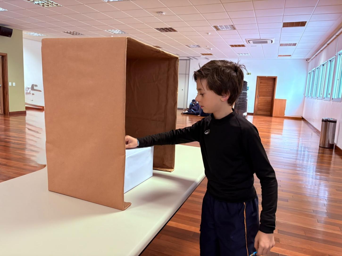 Eleição simulada leva debate sobre cidadania para dentro da sala de aula 