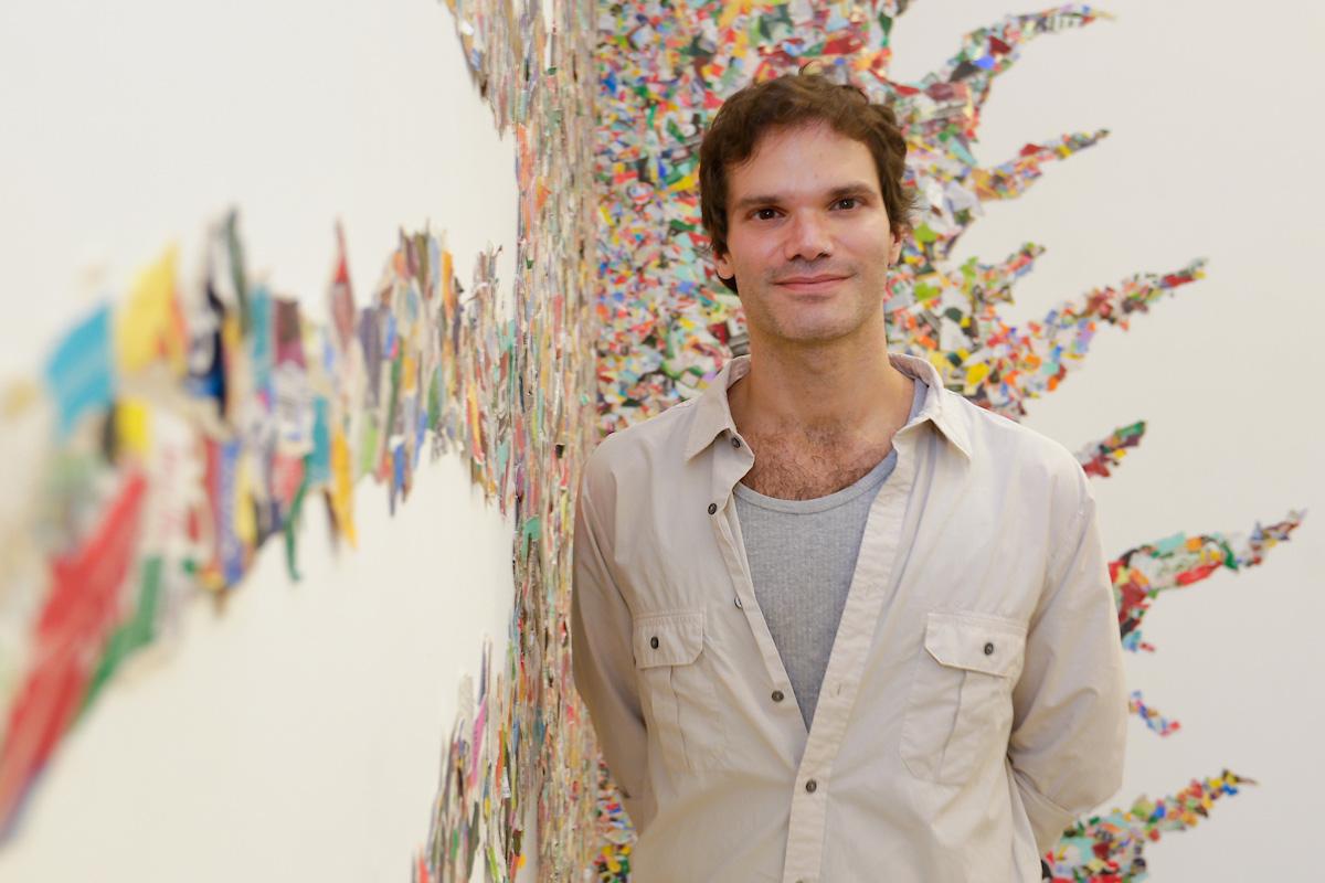 Exposição “Ecos”, de Gustavo Prata, estreia com grande repercussão em Porto Alegre e transforma jornais em arte contemporânea
