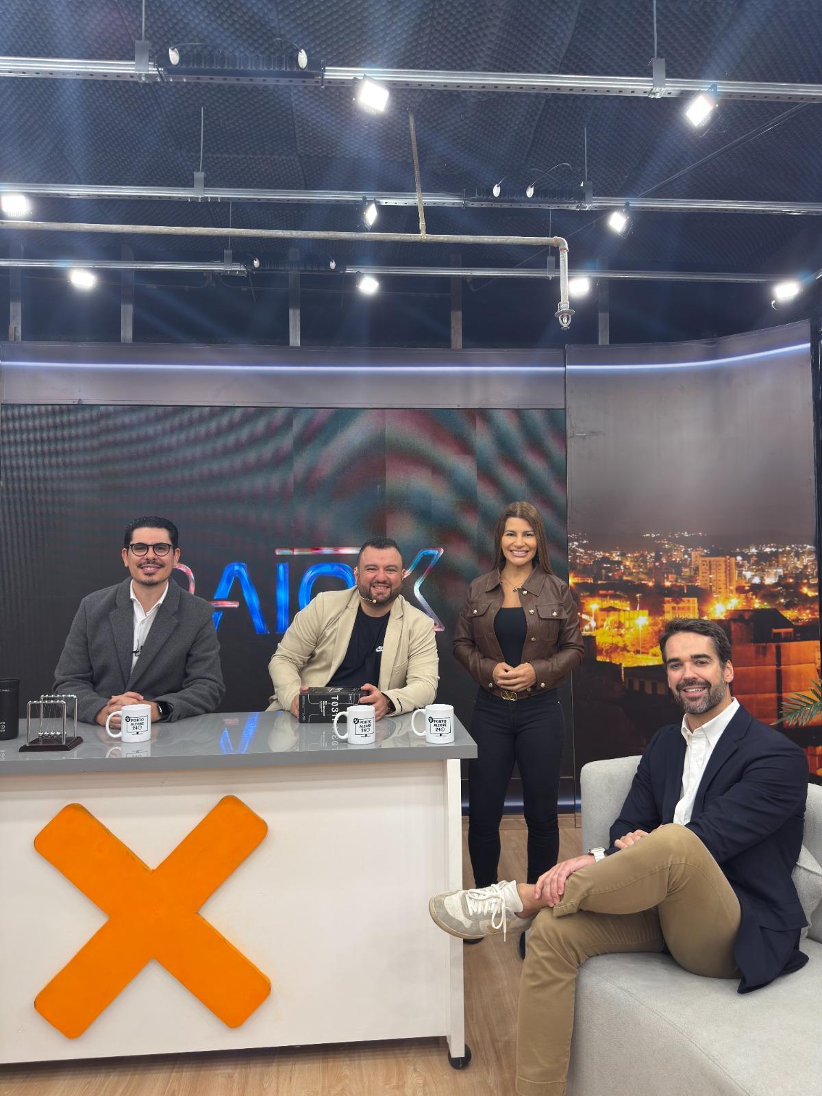 Governador Eduardo Leite inaugura novo estúdio da Porto Alegre 24 Horas TV e marca nova fase da emissora