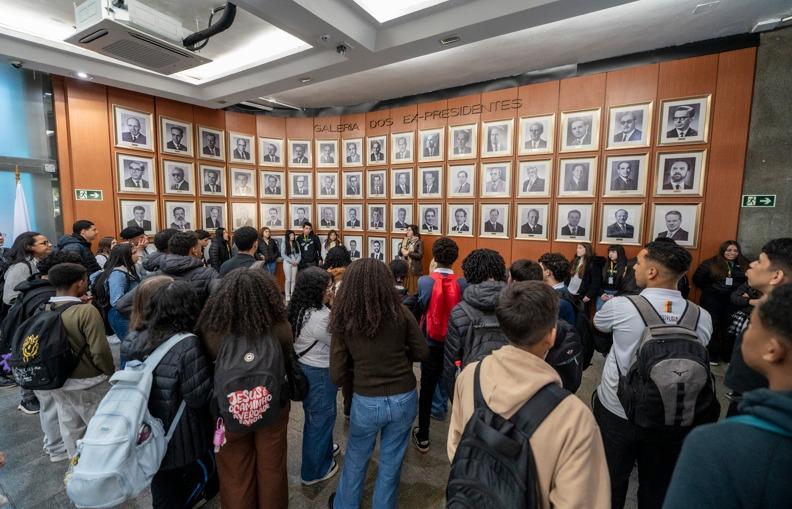 Jovens do Partiu Futuro Reconstrução participam de formação cidadã na Assembleia Legislativa do RS 