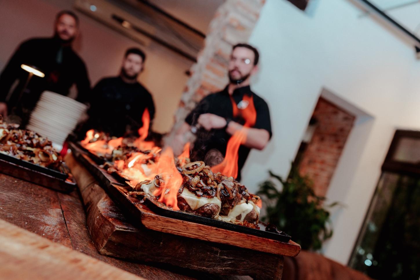 Santo Clube retorna com experiência exclusiva que celebra a história da primeira churrascaria do Brasil