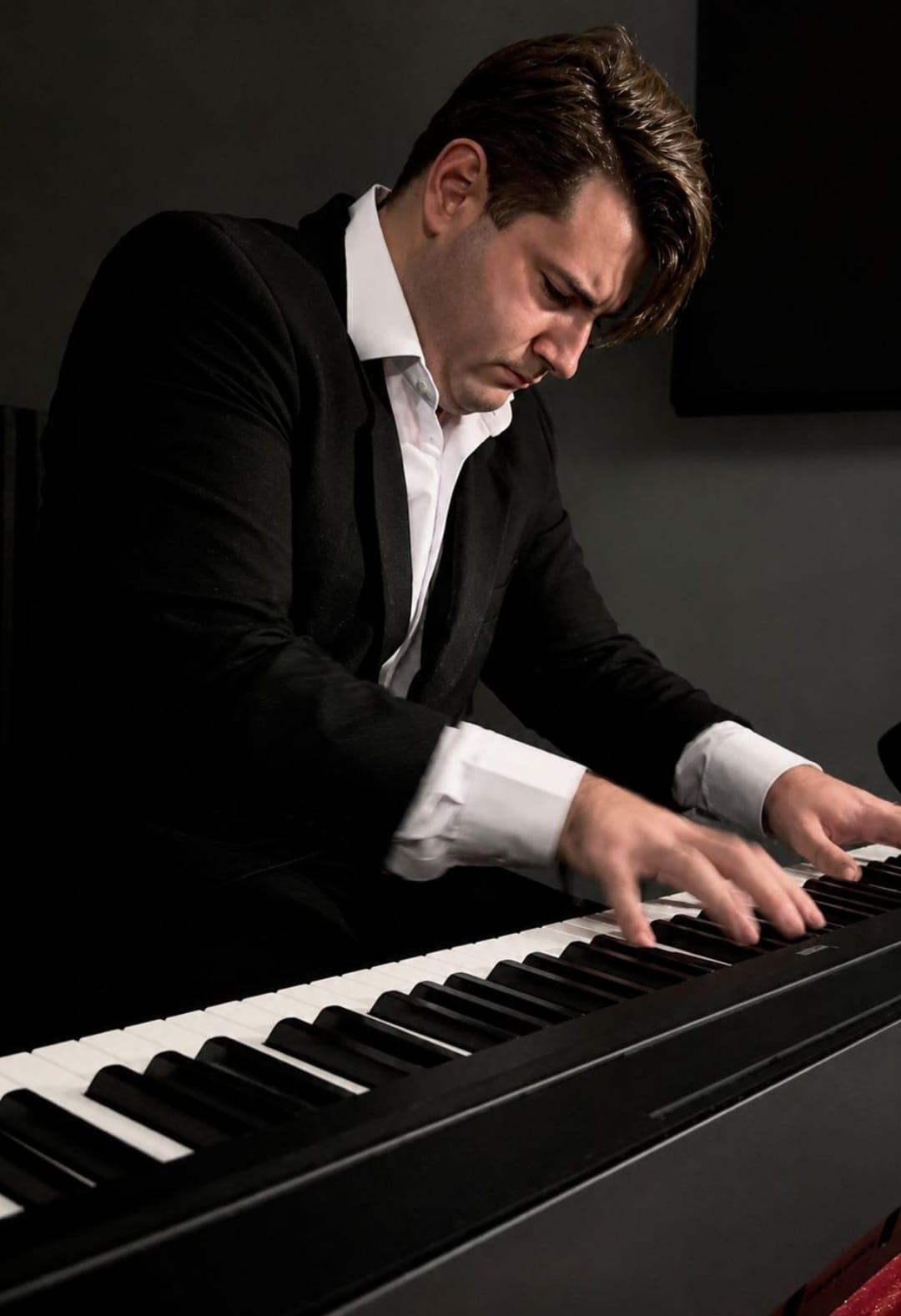 Hotel Swan Novo Hamburgo transforma noite de inverno em uma experiência sensorial com recital gratuito de Tom Carvalho