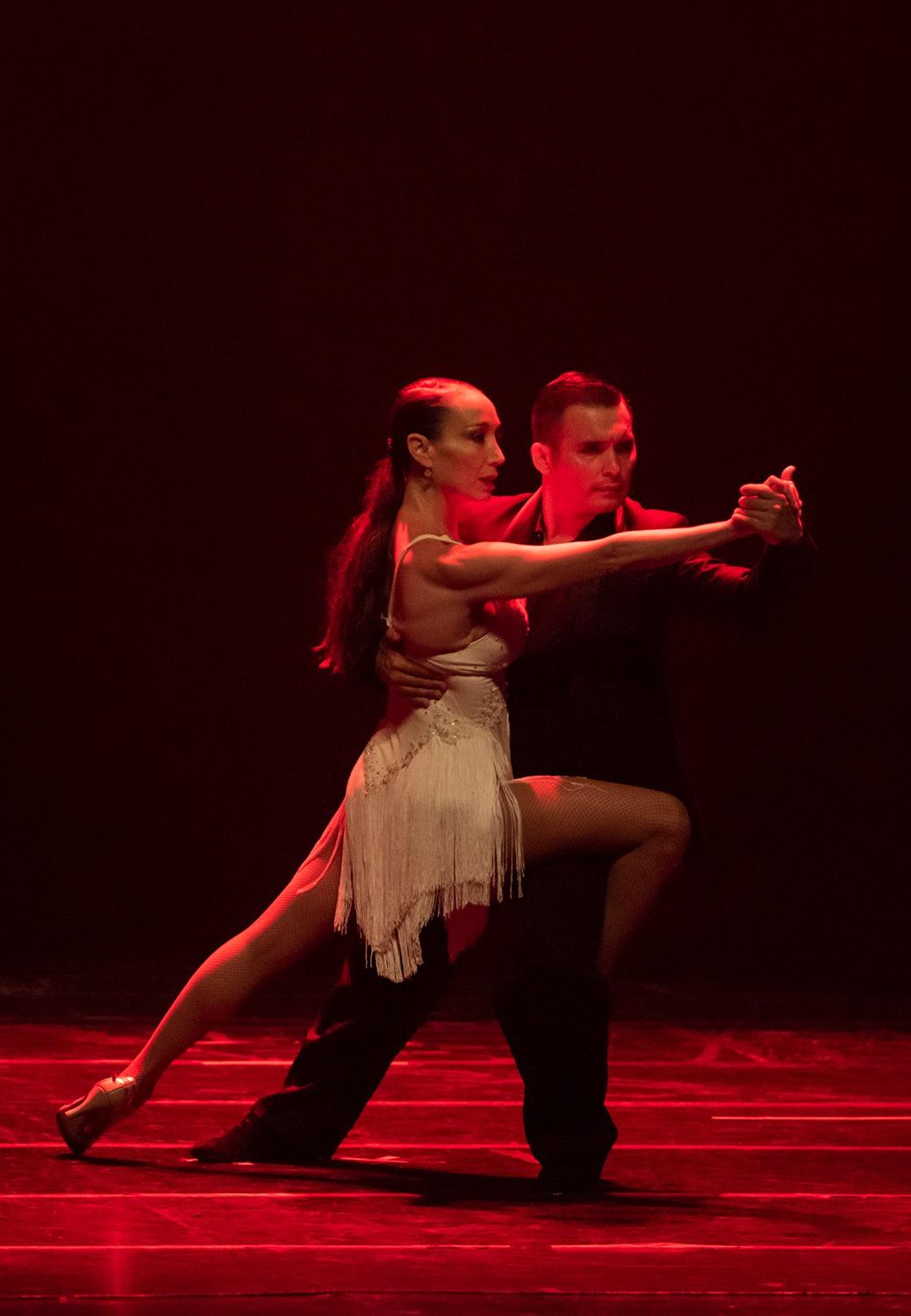 Mora Godoy retorna ao Brasil após 18 anos com espetáculo inédito que une tango e inteligência artificial em Porto Alegre