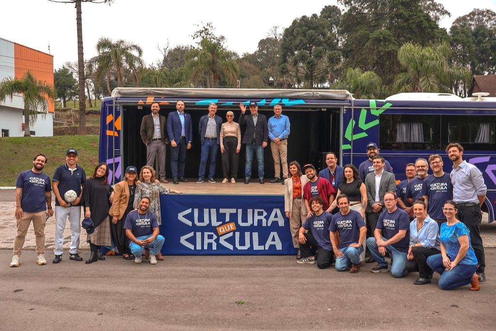 Cultura na estrada: ônibus-palco levará arte e educação gratuita a 16 cidades do RS
