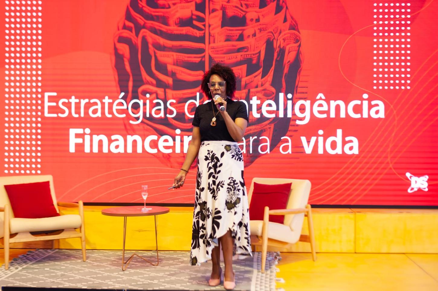 Do lixo ao luxo: economista que transformou uma infância de escassez em referência nacional lança autobiografia em Porto Alegre