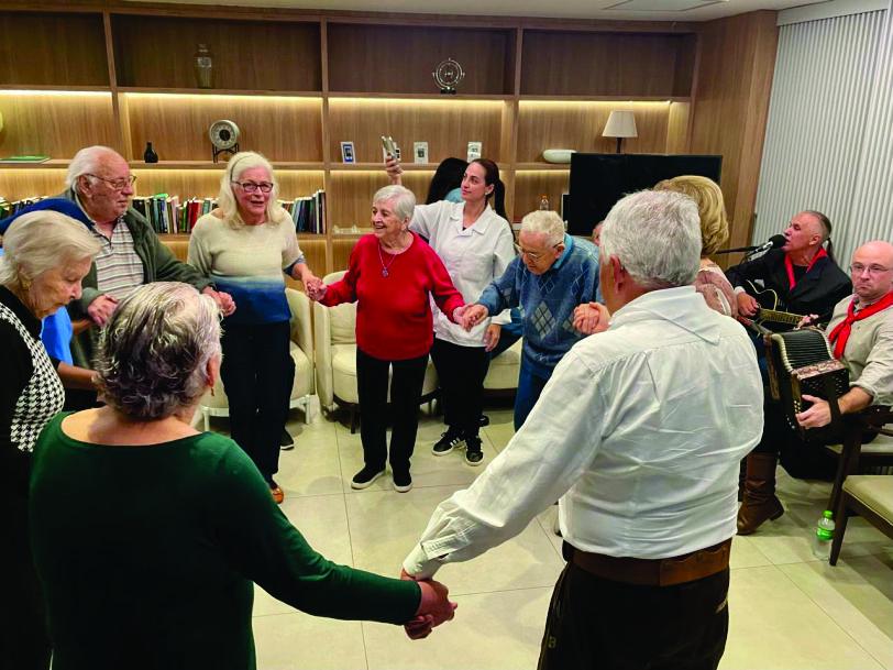 Encontro reuniu moradores de diferentes idades para cantar e celebrar a cultura do Rio Grande do Sul