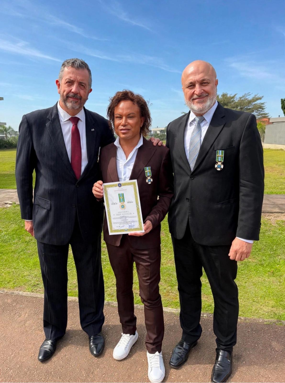 Lucca Rossi recebe Medalha Pró-Pátria por atuação voluntária em apoio às comunidades gaúchas