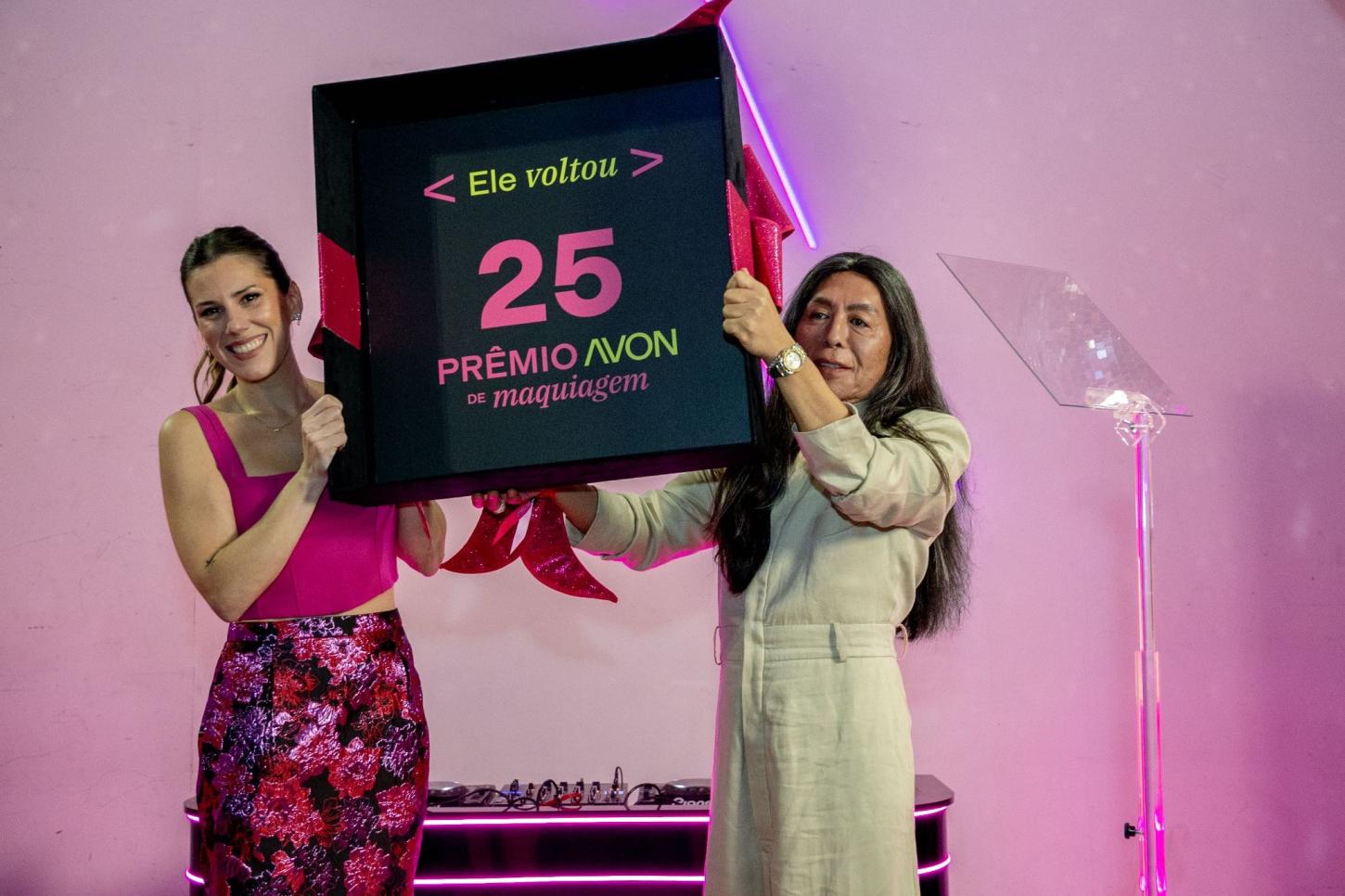 Cecília Ribeiro, diretora de negócios e marca Avon América Lartina e Celso Kamura, maquiador premiado 4 vezes no Prêmio Avon Maquiagem.