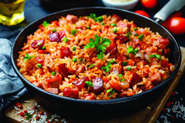 Semana Farroupilha: aprenda a fazer arroz carreteiro, clássico da cozinha gaúcha
