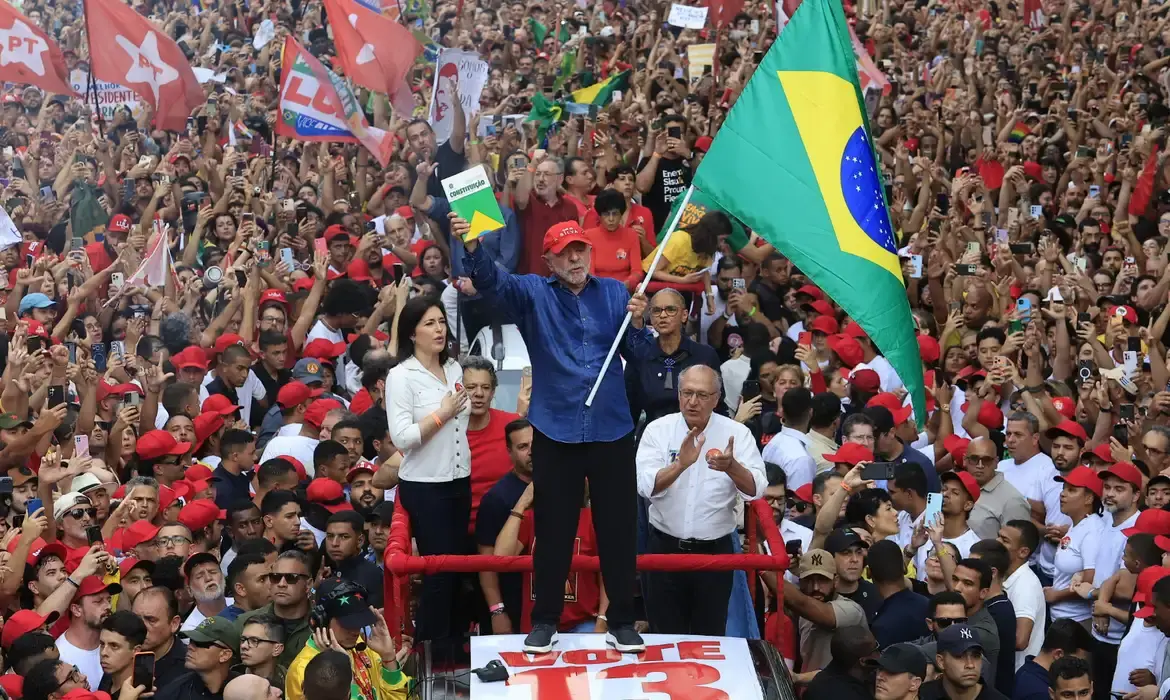 A DEMOCRACIA VENCEU: LULA É REELEITO COM MAIS DE 64 MILHÕES DE VOTOS, E O BRASIL DEFENDE A SOBERANIA DAS URNAS