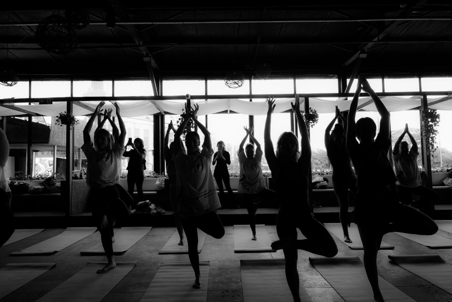 Corona leva yoga, bem-estar e autocuidado à Orla do Guaíba em programação gratuita