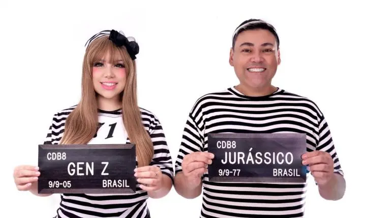 Ataques por idade viram manifesto: jornalista de 48 anos transforma etarismo em protesto criativo ao lado da filha no 