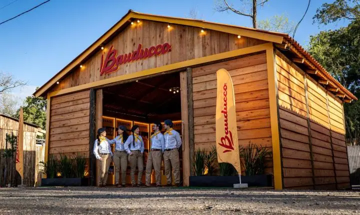 Bauducco celebra a cultura gaúcha com piquete de 100 m² no Acampamento Farroupilha