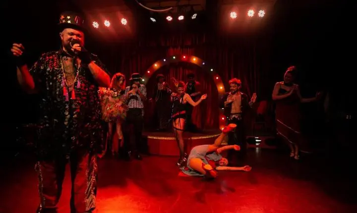 “Cabaré do Amor Rasgado” retorna aos palcos de Porto Alegre com música, humor e poesia