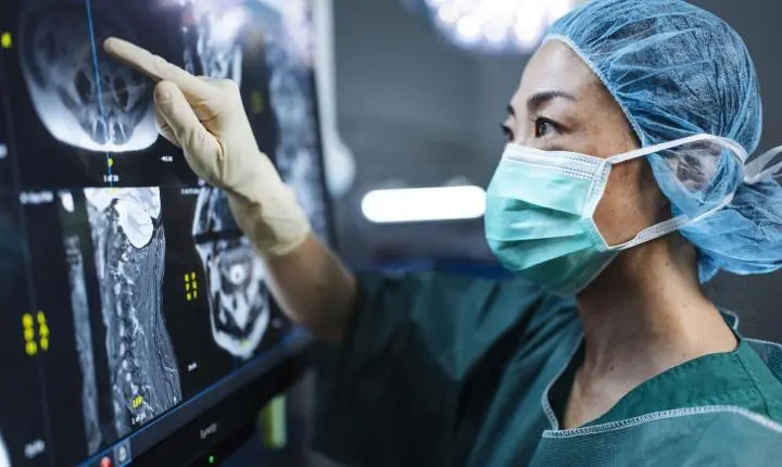 Câncer de cabeça e pescoço: sintomas silenciosos ainda atrasam diagnóstico de quase 80% dos pacientes no Brasil