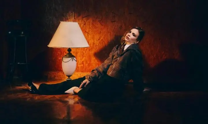 Carol Biazin retorna a Porto Alegre com show acústico que aproxima artista e público