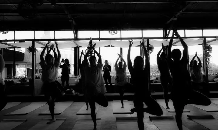 Corona leva yoga, bem-estar e autocuidado à Orla do Guaíba em programação gratuita
