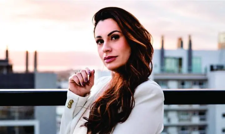 Da formação à construção de uma linguagem própria: a trajetória de Aline Brito no Litoral Norte